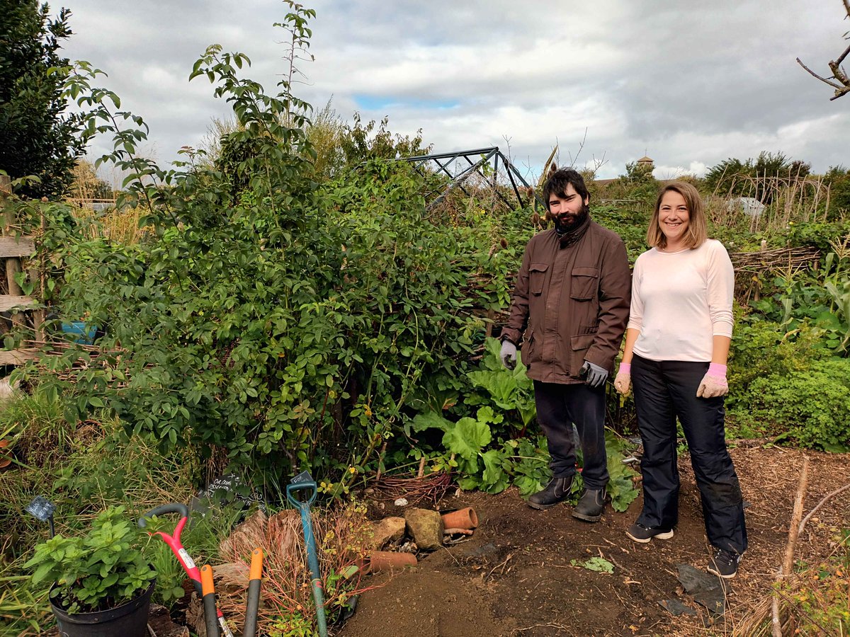 froglifers's tweet image. The #DiscoveringDewponds team visited the wonderful site @PLOT_22 to deliver a volunteer training workshop. The group created 2 hibernacula and cleared the pond of Crassula helmsii! Oxygenating plants are great for ponds, but be careful not to introduce non-native species.