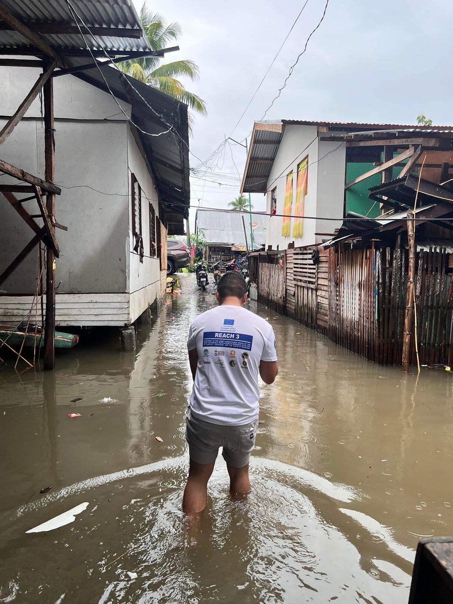 oxfamph's tweet photo. LOOK: Oxfam Pilipinas partner United Youth of the Philippines-Women is activating the rapid response mechanism of the REACH 3 Project amid heavy rainfall and flooding in Maguindanao due to Tropical Storm #PaengPH. (1/4)

📷 @unyphil_women https://t.co/CTGycH2ItB