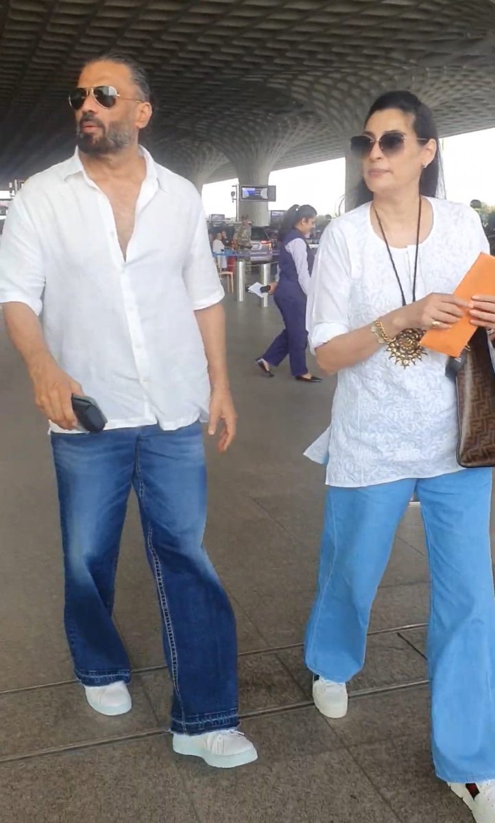.@SunielVShetty sir with his wife #ManaShetty Ma'am snapped at Mumbai airport!! 👌❣️
#SunielShetty