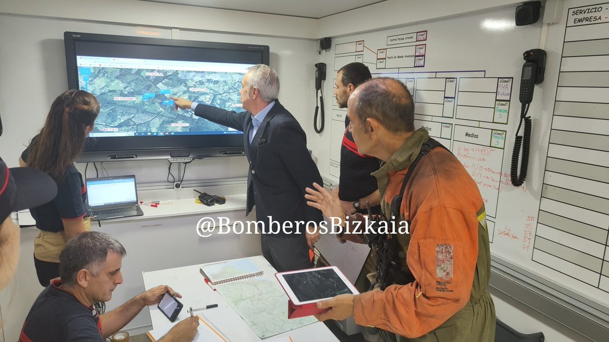 BomberosBizkaia's tweet photo. Instalamos nuestro PMA zona cercana a #Berango, trabajo de coordinación de efectivos distintos parques y Servicios de #Bomberos y tambien
@Biz_Basozainak
@ertzaintzaEJGV 
@osakidetzaEJGV
@CruzRojaBizkaia
Director del Servicio @pizaga en el lugar
Se incorpora BZ de @112_SOSDeiak https://t.co/tNtOM3Tf3P