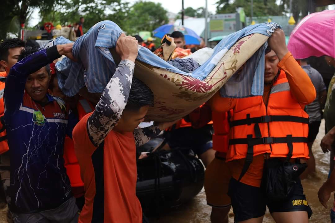 coastguardph's tweet photo. SAMA-SAMA, TULUNG-TULONG 🇵🇭

Nagsanib-pwersa ang iba't-ibang ahensya ng gobyerno para mailikas ang mga residenteng naapektuhan ng mabilis na pagtaas ng tubig-baha sa Parang, Maguindanao dulot ng Bagyong #PaengPH ngayong araw, ika-28 ng Oktubre 2022. https://t.co/BvHP4ti3Hu
