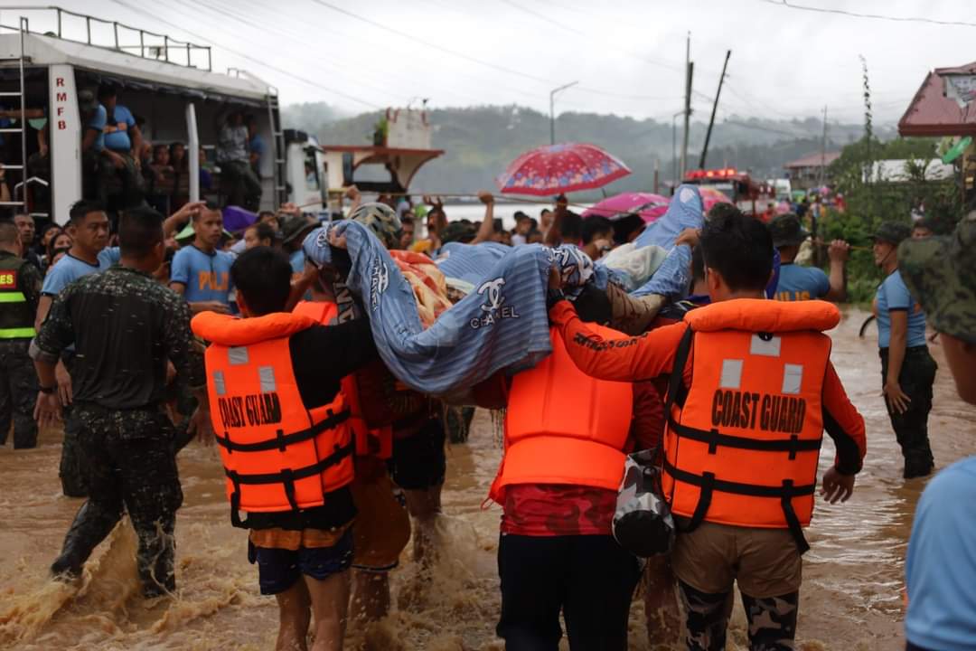 coastguardph's tweet photo. SAMA-SAMA, TULUNG-TULONG 🇵🇭

Nagsanib-pwersa ang iba't-ibang ahensya ng gobyerno para mailikas ang mga residenteng naapektuhan ng mabilis na pagtaas ng tubig-baha sa Parang, Maguindanao dulot ng Bagyong #PaengPH ngayong araw, ika-28 ng Oktubre 2022. https://t.co/BvHP4ti3Hu