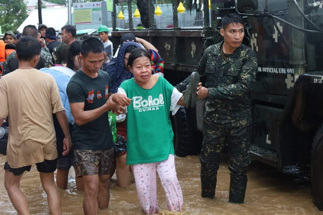 coastguardph's tweet photo. SAMA-SAMA, TULUNG-TULONG 🇵🇭

Nagsanib-pwersa ang iba't-ibang ahensya ng gobyerno para mailikas ang mga residenteng naapektuhan ng mabilis na pagtaas ng tubig-baha sa Parang, Maguindanao dulot ng Bagyong #PaengPH ngayong araw, ika-28 ng Oktubre 2022. https://t.co/BvHP4ti3Hu