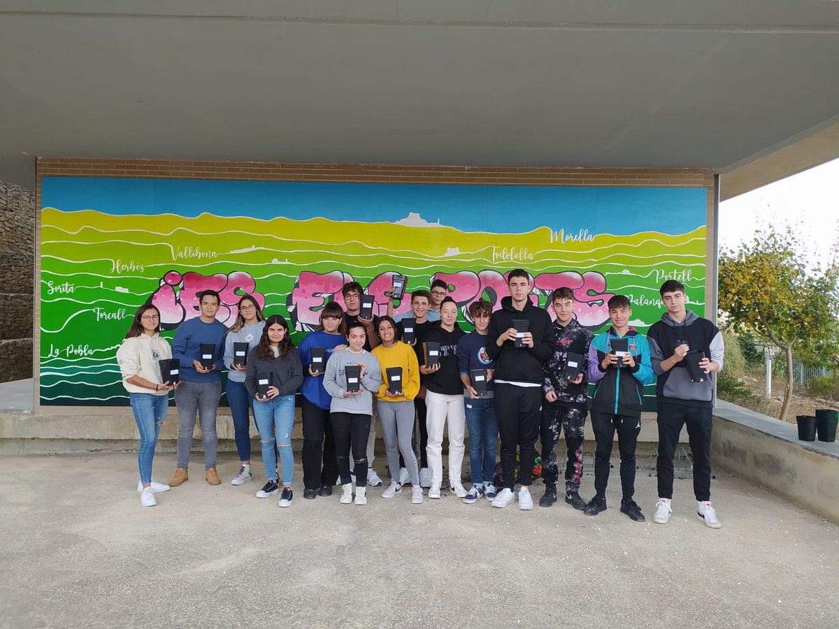 Ies_Els_Ports's tweet photo. Proyecto Crocus. Plantamos tulipanes en memoria de los niños asesinados durante el Holocausto.
@het_ireland @fcjecom @YadVashemSpain @cjm_es @mundosefarad @eurojewcong @SefaradIsrael @RadioSefarad @IsraelinSpain @CEFIREambitHiS @ProyectoShoaBCN https://t.co/CWI2C36Ys0