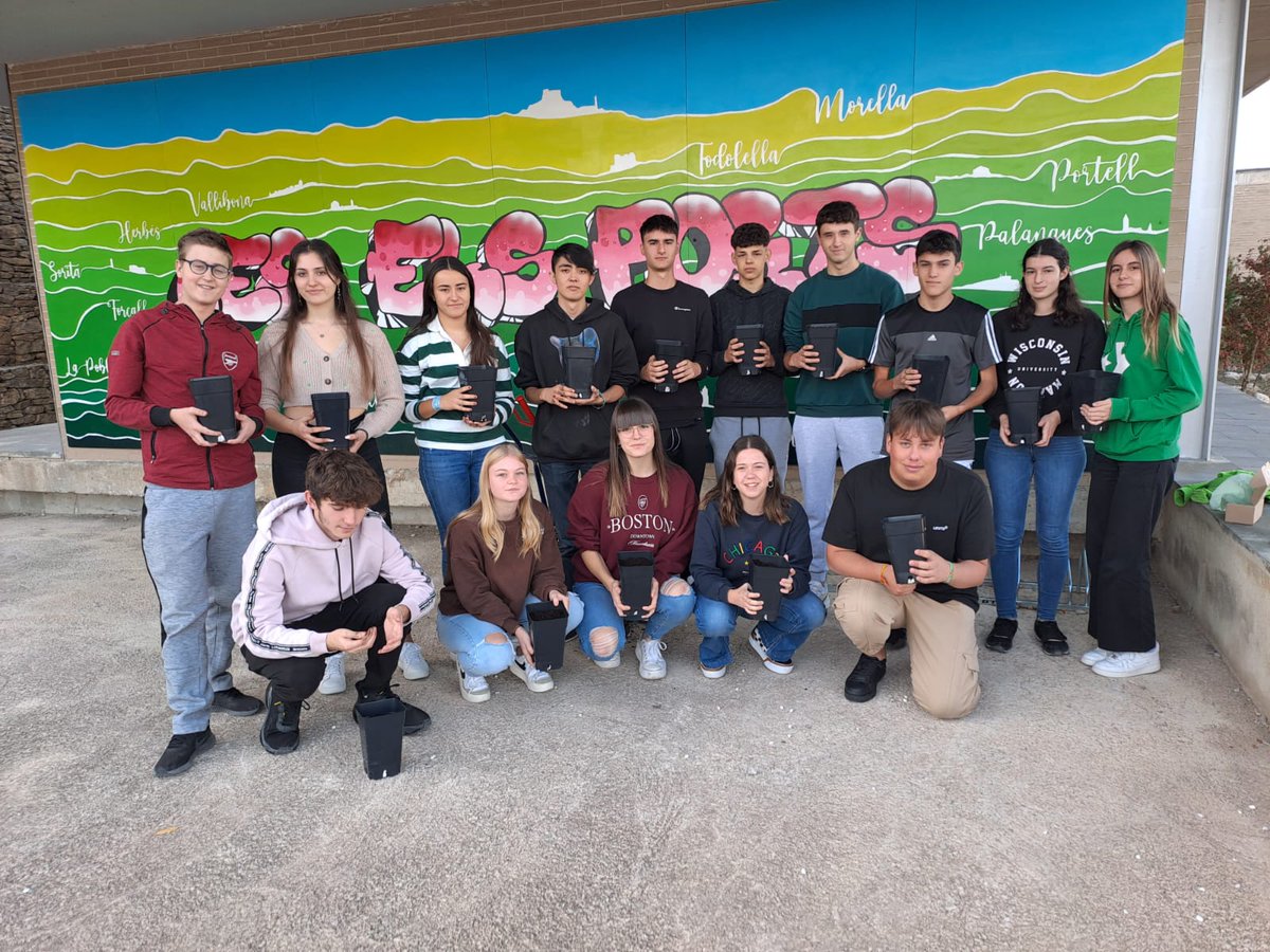 Ies_Els_Ports's tweet photo. Proyecto Crocus. Plantamos tulipanes en memoria de los niños asesinados durante el Holocausto.
@het_ireland @fcjecom @YadVashemSpain @cjm_es @mundosefarad @eurojewcong @SefaradIsrael @RadioSefarad @IsraelinSpain @CEFIREambitHiS @ProyectoShoaBCN https://t.co/CWI2C36Ys0