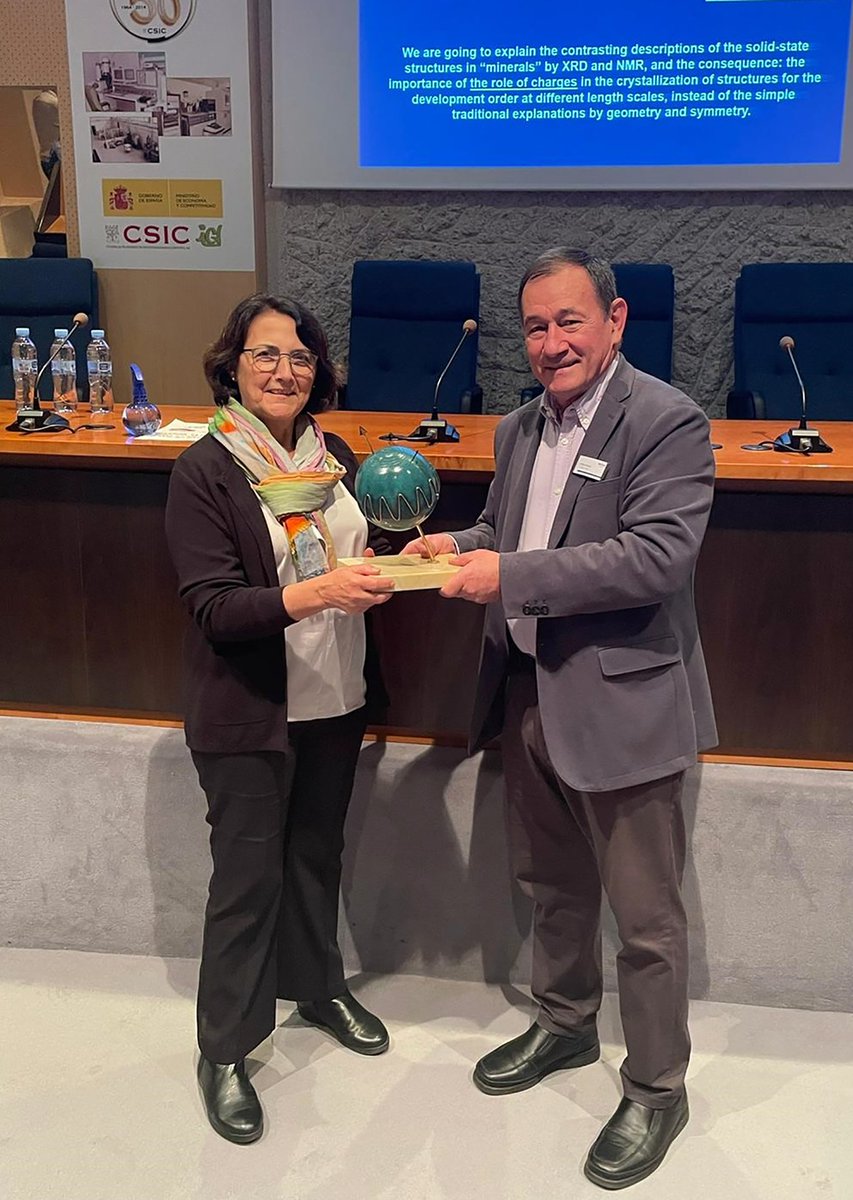 🎖️La científica del @CSIC Teresa Blasco recibe el premio GERMN-Bruker 2022 por su trabajo en la resonancia magnética nuclear aplicada a caracterización de materiales como las zeolitas. 🤓Lee más aquí: bit.ly/3DLkNlf