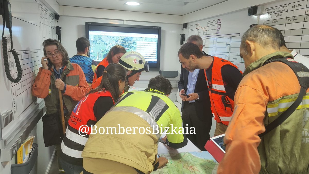 BomberosBizkaia's tweet photo. Instalamos nuestro PMA zona cercana a #Berango, trabajo de coordinación de efectivos distintos parques y Servicios de #Bomberos y tambien
@Biz_Basozainak
@ertzaintzaEJGV 
@osakidetzaEJGV
@CruzRojaBizkaia
Director del Servicio @pizaga en el lugar
Se incorpora BZ de @112_SOSDeiak https://t.co/tNtOM3Tf3P