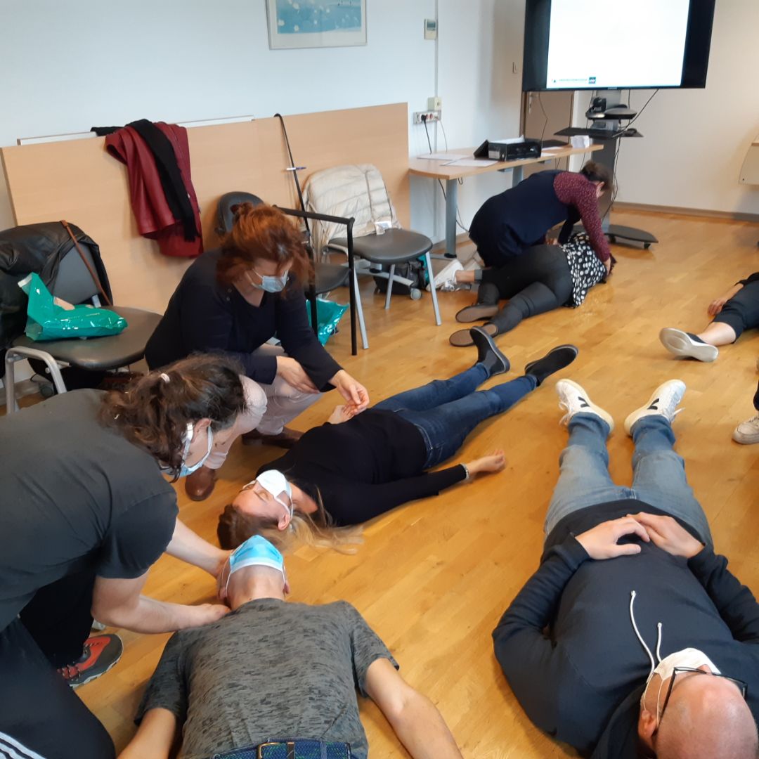 marcelpromatmut's tweet photo. Merci à nos sociétaires @Matmut d'être venus s'initier aux #GestesPremiersSecours avec le kit #MiniAnne. Merci aussi au @CentreMgen et à @AntoniniMyriam pour leur accueil dans leurs superbes locaux. Toujours de bons moments de convivialité. https://t.co/YSQGJ0zjMW