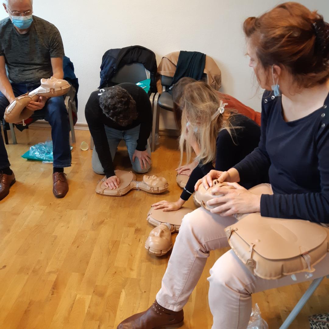 Merci à nos sociétaires <a href="/Matmut/">Matmut</a> d'être venus s'initier aux #GestesPremiersSecours avec le kit #MiniAnne. Merci aussi au <a href="/CentreMgen/">Centre Médical et Dentaire MGEN-Strasbourg</a> et à <a href="/AntoniniMyriam/">Myriam Antonini</a> pour leur accueil dans leurs superbes locaux. Toujours de bons moments de convivialité.