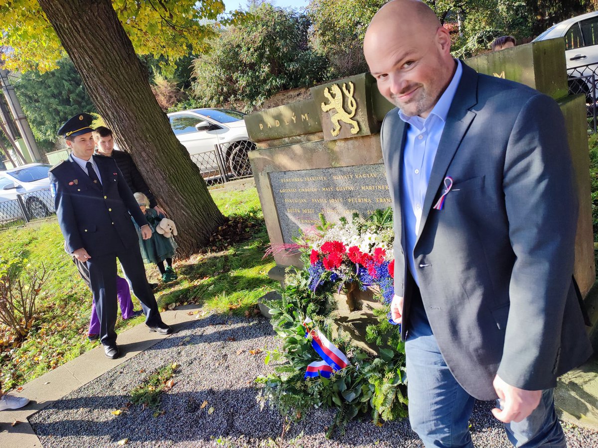 JirkaSochor's tweet photo. Dekujeme generacím před námi.

#28rijna #Libcice #Ceskoslovensko https://t.co/8VTfQVjBga