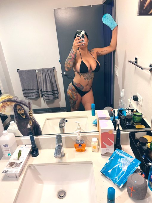 Late night self tanning &amp; chill vibes. https://t.co/AlE5dsAbIo<a href="/tag/lanights"class="tags"><span>#lanights</span></a><a href="/tag/goodtimes"class="tags"><span>#goodtimes</span></a><a href="/tag/barhopping"class="tags"><span>#barhopping</span></a>