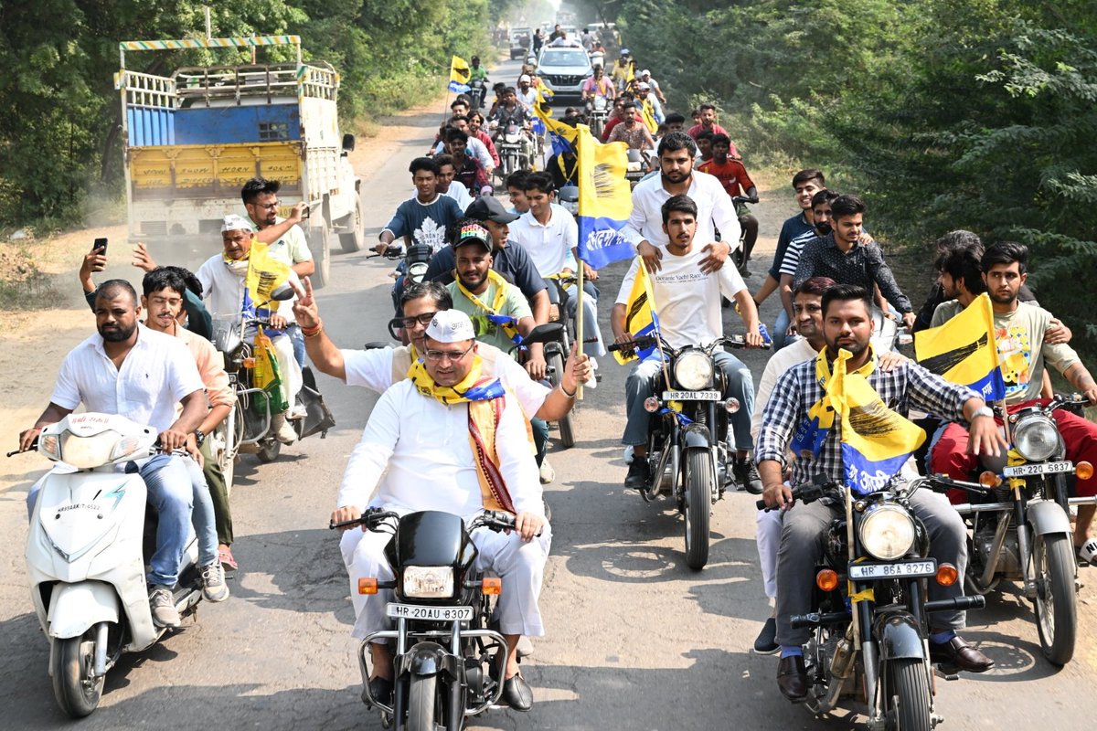 Tanwar_Indian's tweet photo. आज #आदमपुर हल्के में अनेक गांवों से होते हुए @AAPHaryana  प्रत्याशी @satinderneoli जी के लिए पीरांवाली से शुरू कर जाखोद खेड़�� होते हुए गांव बगला तक मोटरसाइकिल पर जनसंपर्क किया और बदलाव के लिए वोट की ताकत से @AamAadmiParty प्रत्याशी को हरियाणा विधानसभा में भेजने की अपील की। https://t.co/mneEAGlN6Q