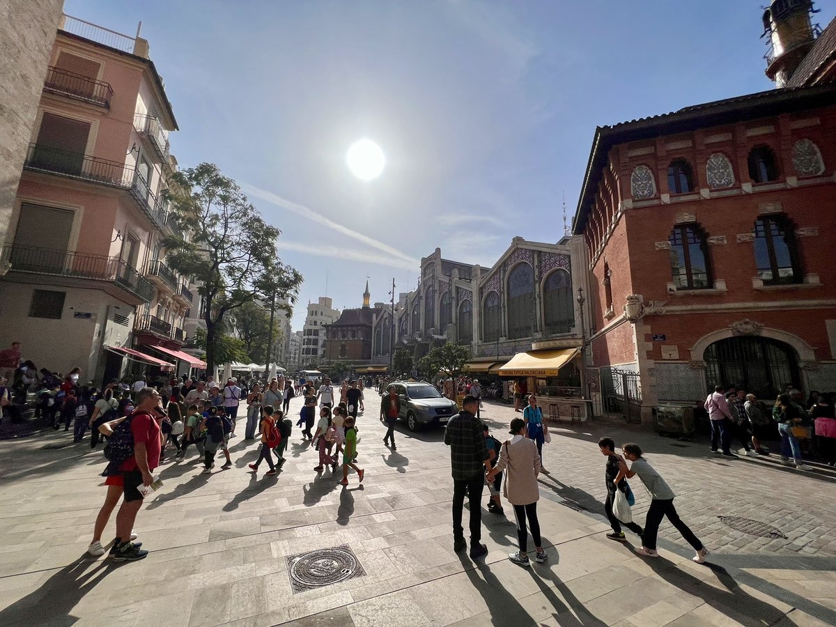 ebkent's tweet photo. The newly renovated Mercat Central de Valencia is spectacular! And the new shared space with parking removed makes it one of the worlds greatest #publicspaces.
#ICUH22 #UrbanHealth #PublicMarkets #MarketsCities https://t.co/bFPVs8TItw