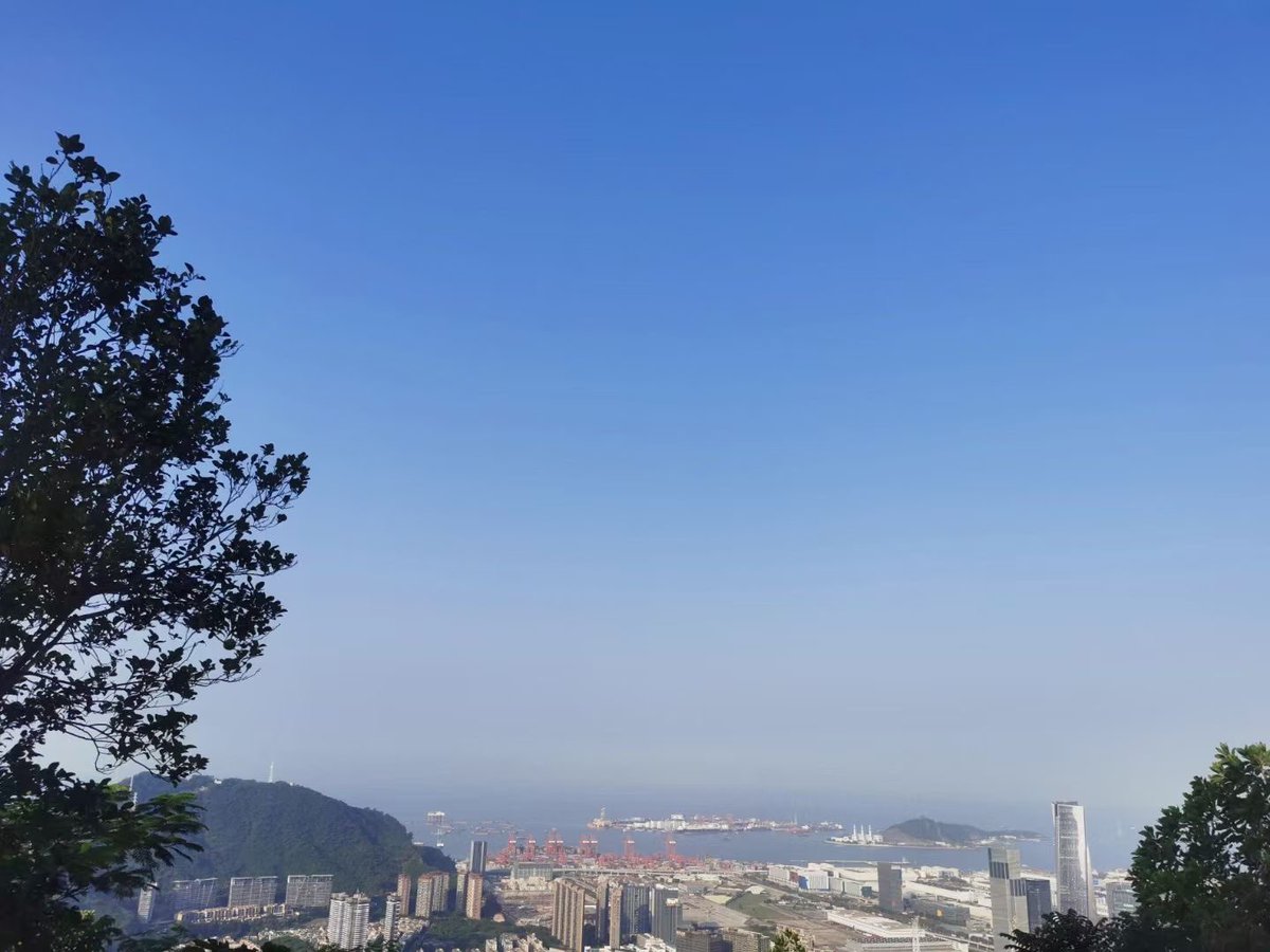 second686's tweet image. 今日再登上南山顶峰
登高望远而豁然开朗
蛇口港美景尽收眼底
这里是SZ繁荣开启地
海域有你曾经的足迹
就这样呆呆望着望着
脑子浮现着BB的样子
多想终有一朝相逢时