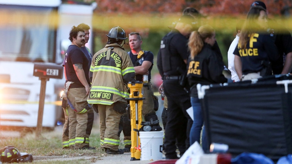 Eight people died in a house fire in a Tulsa suburb on Thursday afternoon as Broken Arrow police and federal agents investigate the Oklahoma fire as a possible homicide
#people #house #fire #Tulsa #suburb #Thursday #afternoon #Broken #Arrow #police #agents #Oklahoma https://t.co/d0vafnz4l4