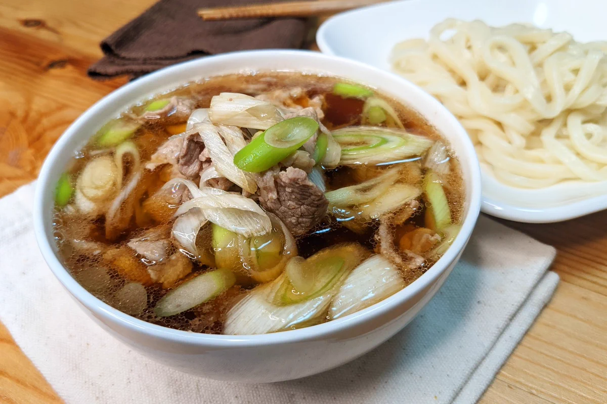 寒い日にぴったり。体が温まる「ネギ豚つけうどん」。