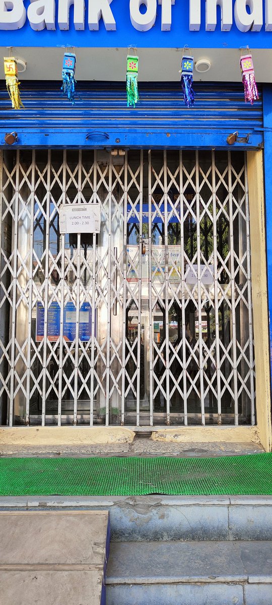 pruthvirajspeak's tweet photo. @BankofIndia_IN Bank is totally locked by bank staff for lunch break at Akluj Branch District- Solapur 
I went to just deposite cheque in cheque deposit box Bank officer refused my request and closed doors Is this way to do lunch break? people were waiting for just printing
Pasbk https://t.co/2fkEKKoOEJ