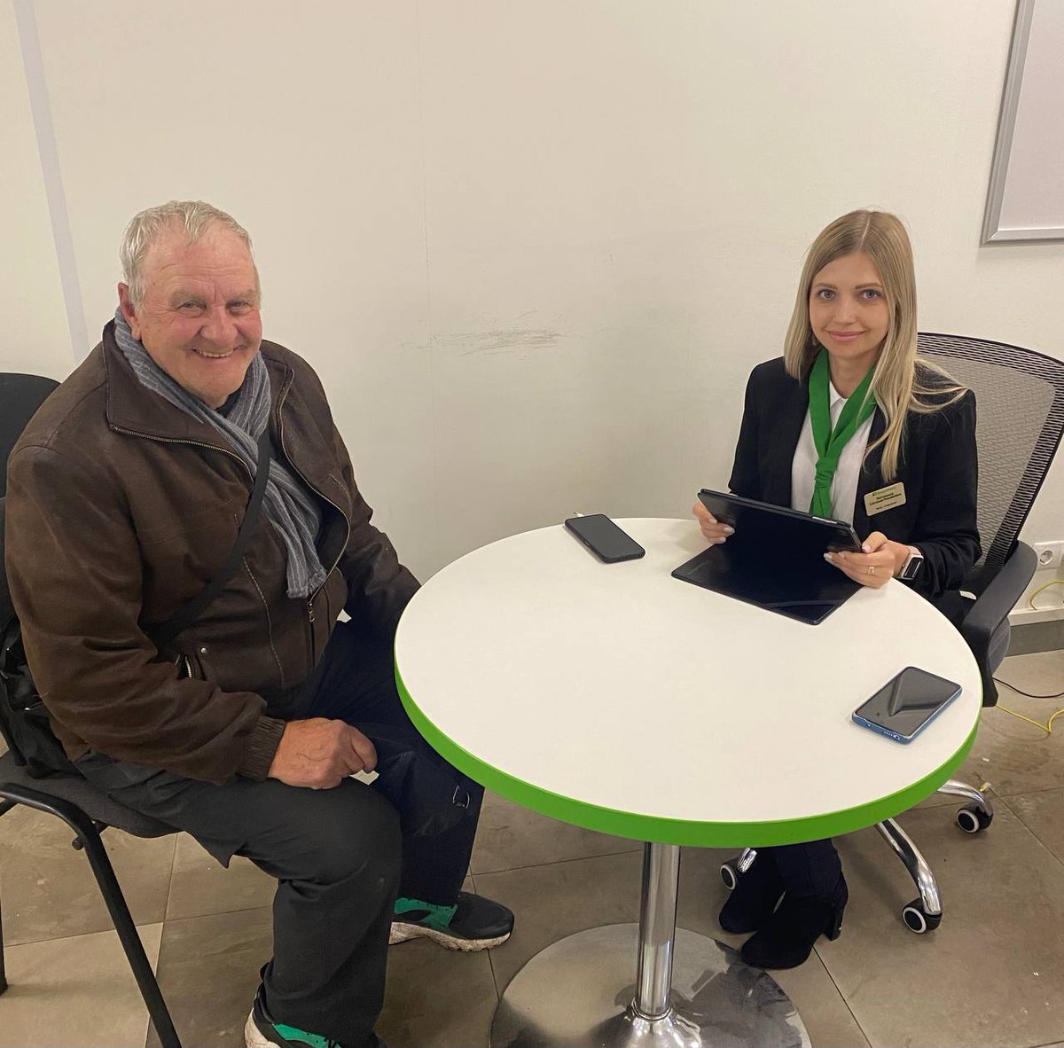 Бачите цю усмішку? ❤️ Це перший клієнт відновленого відділення в Лимані, що на Донеччині. 

Відділення, банкомат та можливість підзарядити телефон чекають за адресою: вул. Привокзальна, 36.

Беремо і повертаємось 🇺🇦