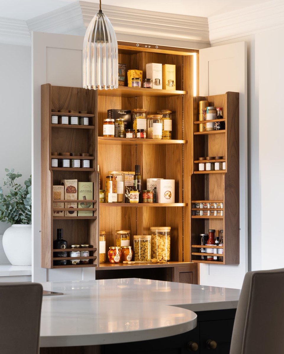 krantzdesigns's tweet photo. Lighting is incredibly important in any kitchen design, whether that's feature pendant lighting, task lighting or overall mood lighting! 

#KrantzDesigns #Kitchens #Bespoke 

Hello 👋🏻 #ELONMUSK https://t.co/DYIUhhxi25