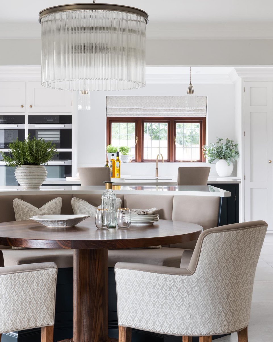 krantzdesigns's tweet photo. Lighting is incredibly important in any kitchen design, whether that's feature pendant lighting, task lighting or overall mood lighting! 

#KrantzDesigns #Kitchens #Bespoke 

Hello 👋🏻 #ELONMUSK https://t.co/DYIUhhxi25
