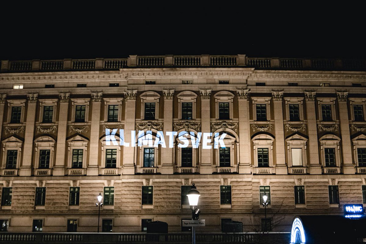 SkiftetSE's tweet photo. KLIMATSVEK lyste upp Sveriges riksdag igår. Vi går mot tre graders uppvärmning och ni lägger ner miljödepartementet. Varför hatar ni förnybar energi och älskar fossilgas? @RPourmokhtari @SwedishPM https://t.co/Wa55fltwHg