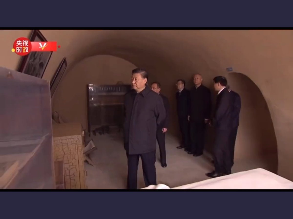 ZhaoMingObserve's tweet photo. 习同志率领其他六常委，站在老毛当年延安窑洞里用过的大床前，心头久久不能平静，这里先后是贺子珍、史沫特莱、吴莉莉、张文秋、丁玲、江青等开放女子战斗过的地方，翻江倒海，颠鸾倒凤，一看习同志就是由衷地佩服，是毛主席的好学生！ https://t.co/gDK5o7LFFR