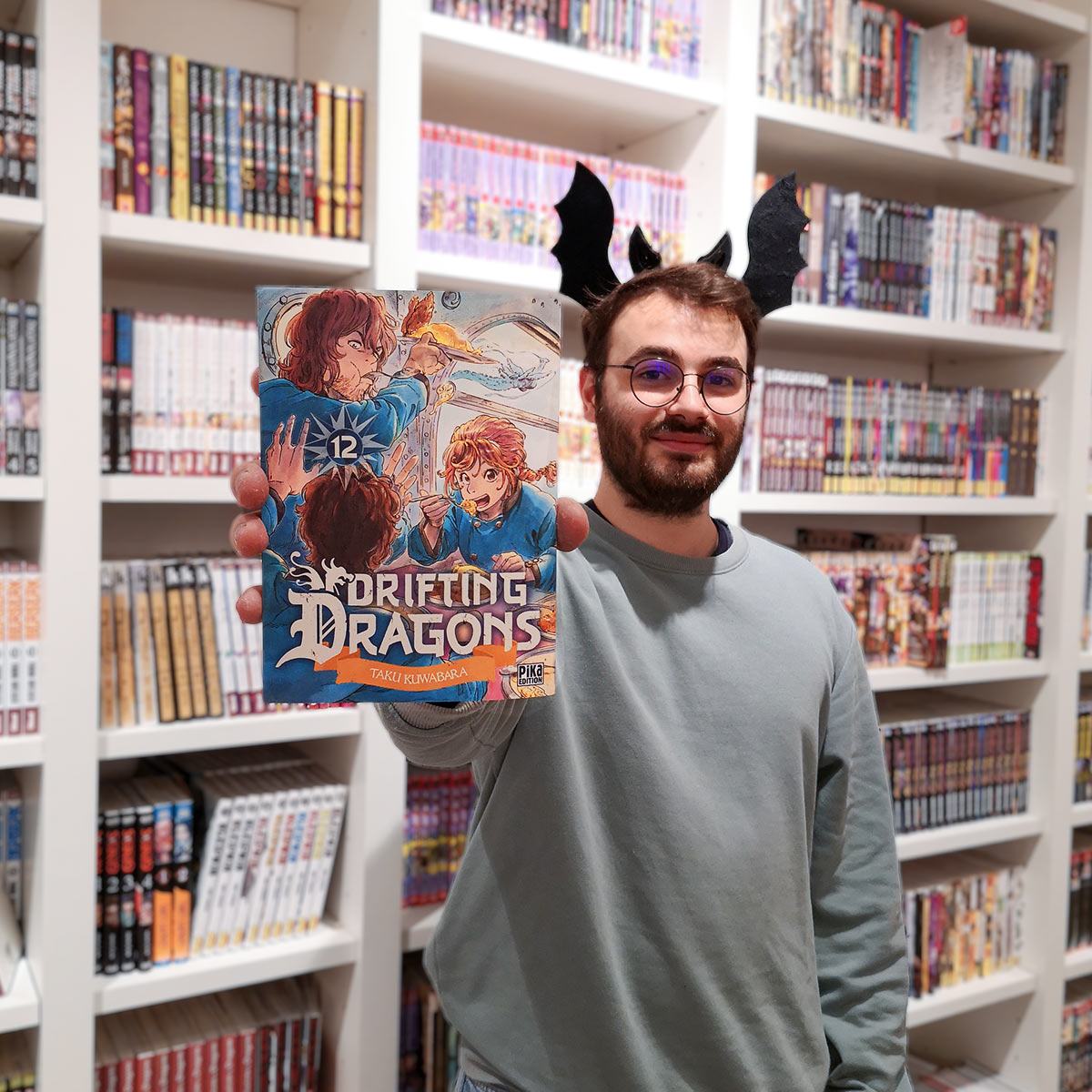 Gros coup de ❤️ de Maël pour le #manga #DriftingDragons chez @pikaedition : 👉 bit.ly/3DeWjz1 💬 Avec des airs de #MonsterHunter dans un film du Studio #Ghibli, un récit fantastique rempli de mystères et d'histoires enfouies, peuplé de créatures incroyables !