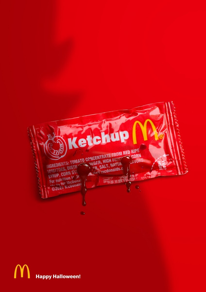 creative_i_p's tweet photo. マクドナルドのハロウィン広告。
骸骨、お化け、ドラキュラ（血液）を表現。加工や作り込みをしすぎず、商品とシーズナルイベントのバランスの塩梅が絶妙です。 https://t.co/kFLz4SZZeB