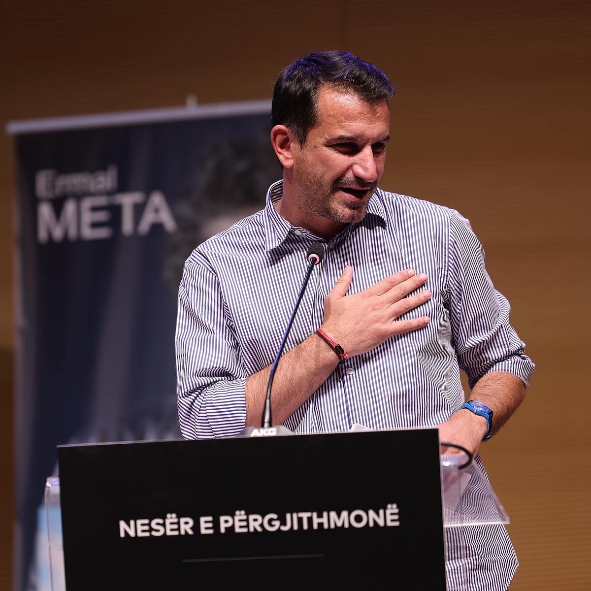 erionveliaj's tweet photo. S'duhet ta humbni librin “Nesër e përgjithmonë” - Një rrëfim nga Ermal META! 📚

Shumë krenar ☺️ për Ermalin, që kësaj here u rikthye në Tiranë jo si këngëtar, por si shkrimtar. Faleminderit shtëpisë botuese "Dudaj", që e solli edhe në shqip këtë vepër. SUKSESE! 💪 https://t.co/wtuMlvPBOH