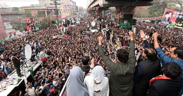 baksher_boto321's tweet image. Youtiyou ye hota hai Awami March ♥️✌️🇱🇾
#PPPLongMarch 
@BBhuttoZardari