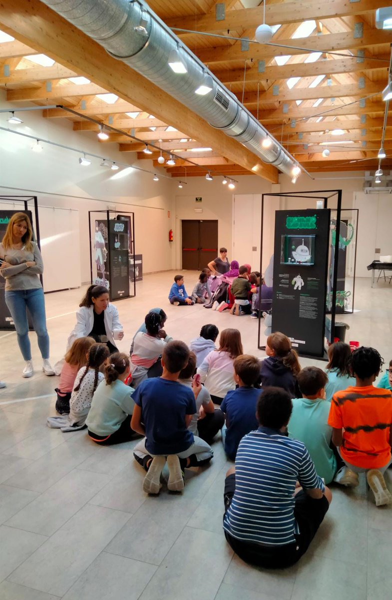 ESCIENCIA's tweet photo. 🔬🧪 ¡Hoy termina la Semana de la Ciencia en Binéfar! Nosotros hemos aportado nuestro granito de arena desde el lunes con varios talleres, el espectáculo "Superhéroes científicos" y la exposición "Matheroes". ¿No ha estado mal, verdad @aytobinefar? 😁😊 https://t.co/8Tmrk1pZM4