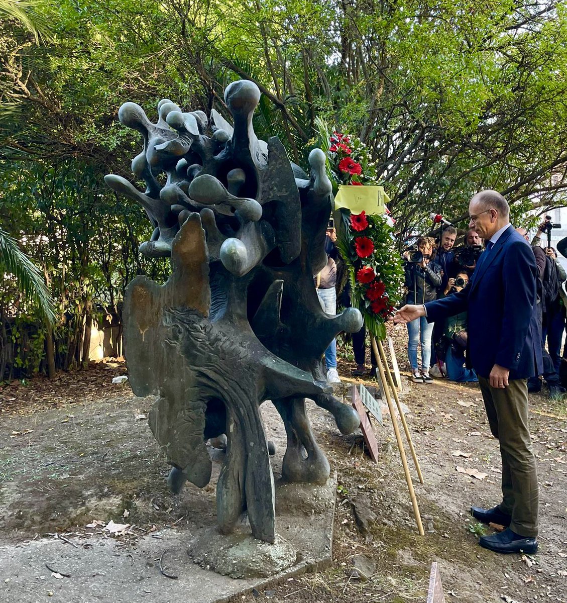 Stamani alla lapide commemorativa di Giacomo #Matteotti nel luogo del suo rapimento. Il nostro modo di ricordare il giorno più buio, il 28 Ottobre 1922, la #MarciasuRoma, l’inizio della fine.