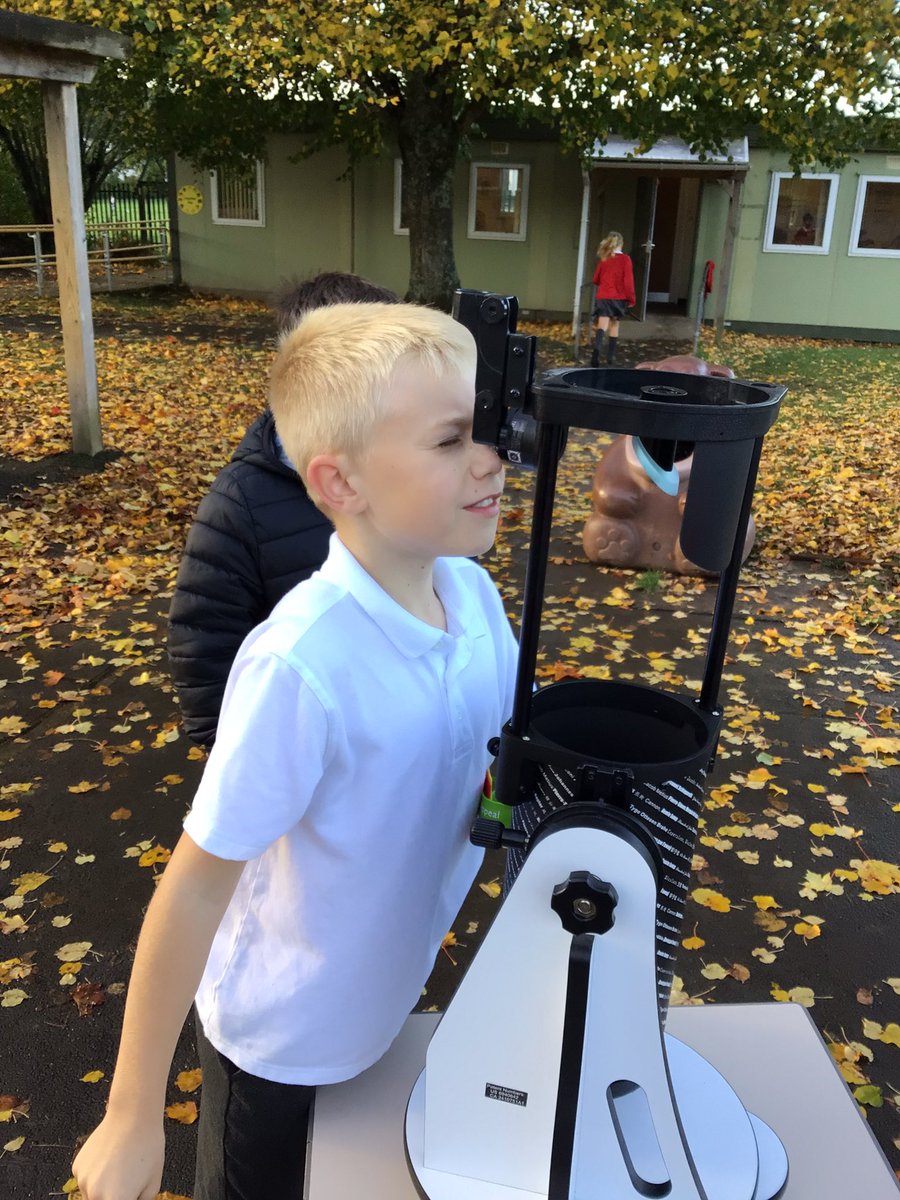 Dosbarth Castell Caerffili were inspired by our recent, virtual meeting with @BreconBeaconsNP Dark Skies and have been experimenting with a telescope this morning as part of their science session. @EAS_Humanities