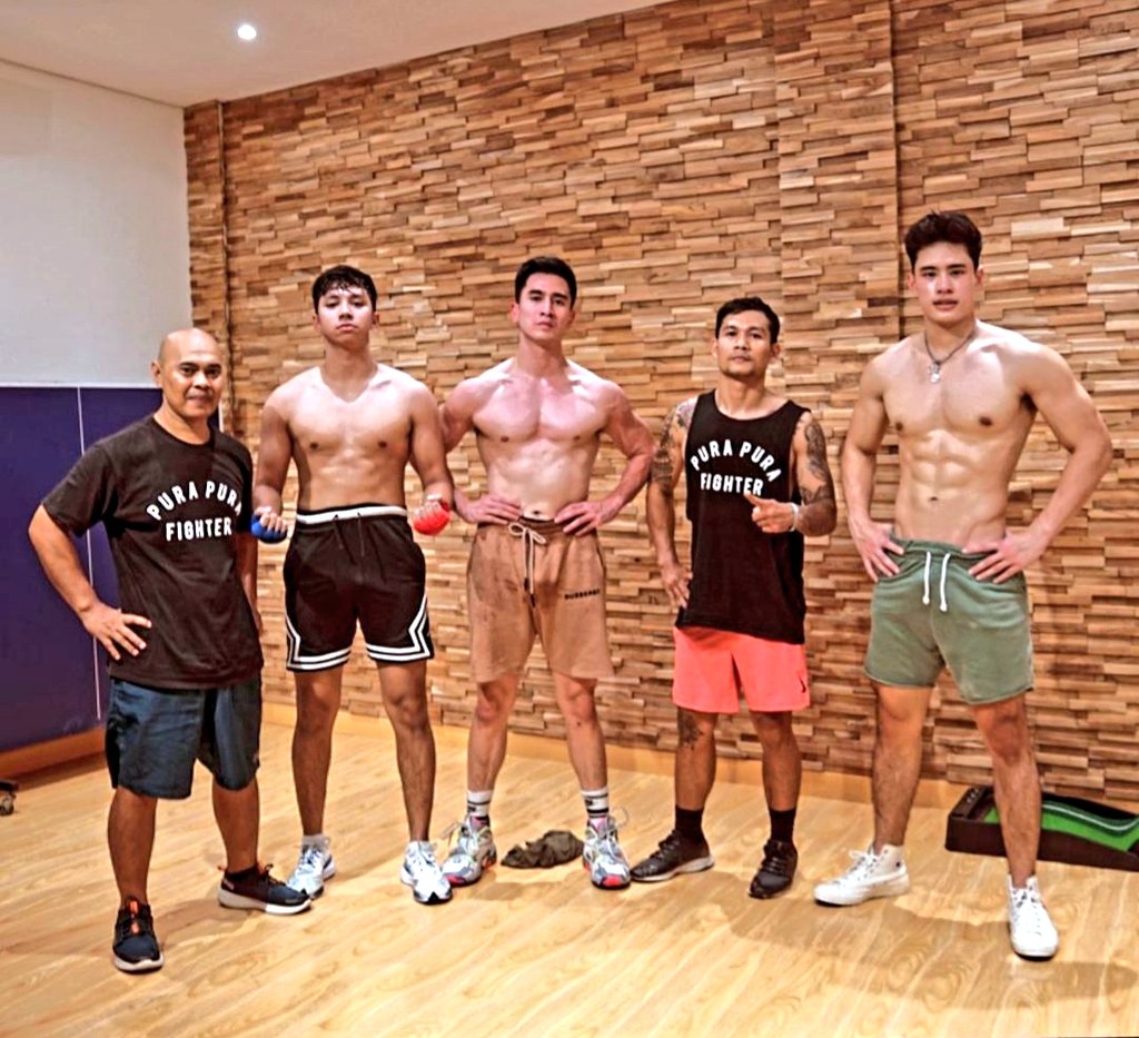 Arie Nugraha, Verrell Bramasta, and Enrique Dustin are shirtless after exercise. #selebwatch