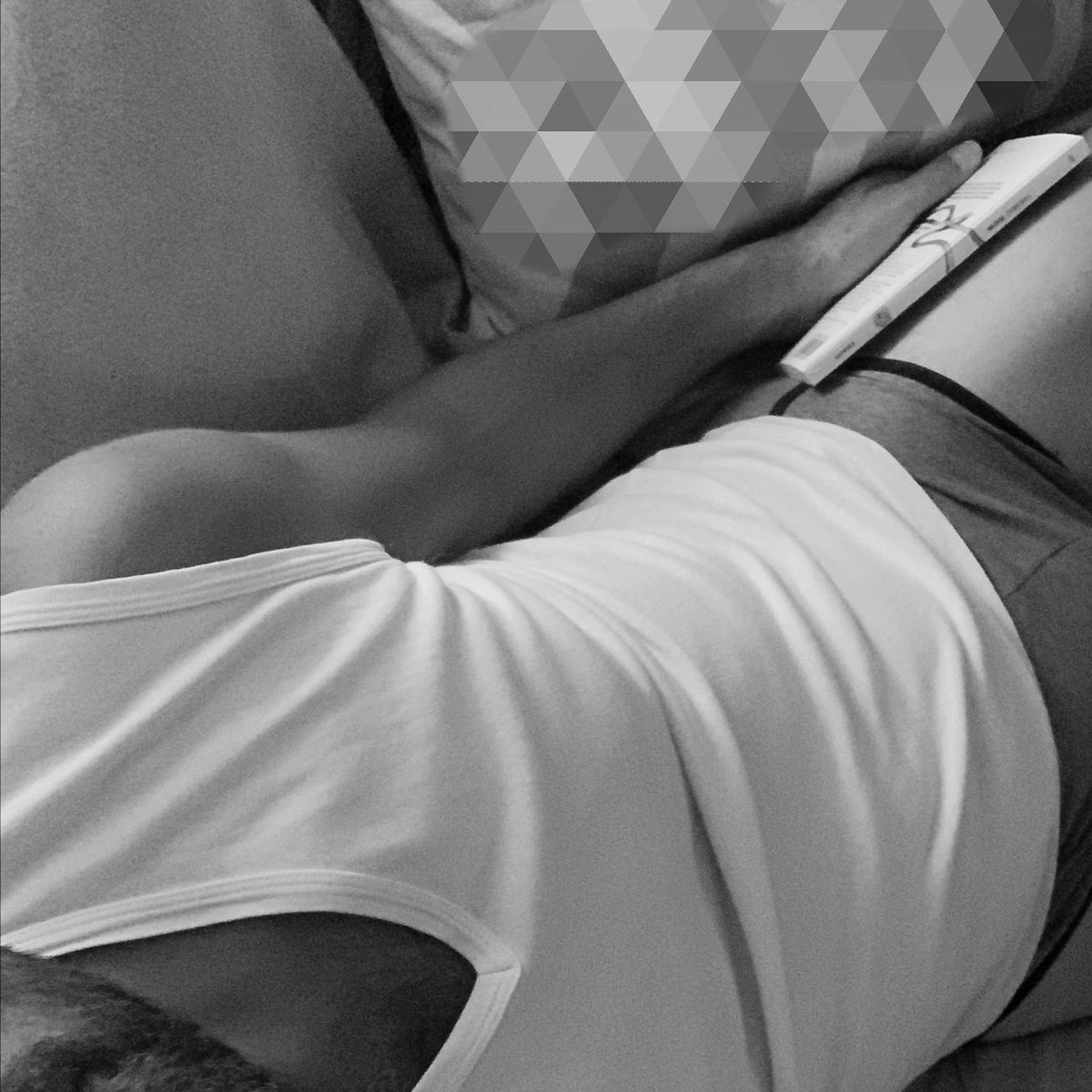 Ti ho scattato una foto mentre leggevi e mi sono innamorata.
#lettura #MonAmour 
#FotoEParole #UominiELibri