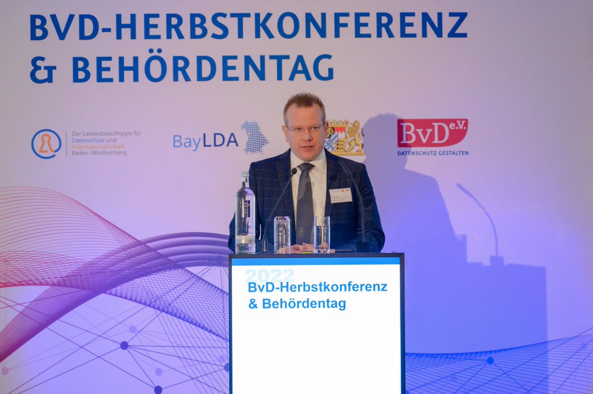 Rechtsanwalt Stefan Sander zur Frage „Schadensersatz auch für Behörden?“: Die öffentlichen Stellen sind Lichtjahre zurück, wenn es um die Umsetzung der #DSGVO geht. Den #Behörden fehlt schlicht der Verfolgungsdruck. #HK22