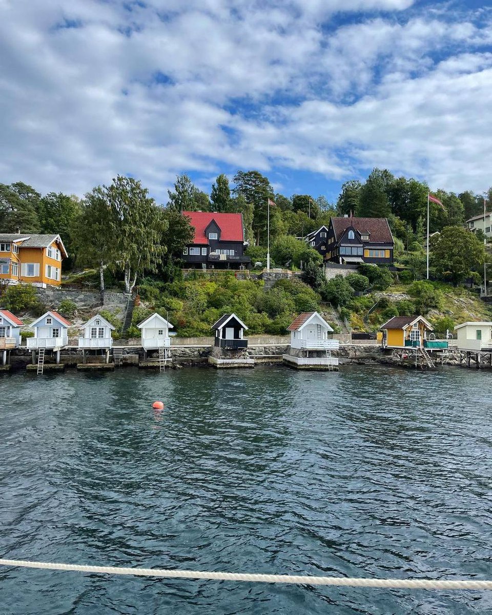 AnnaBrandl7's tweet photo. Beautiful Norway Boat trip trough the fjords of Oslo🛥️💙🌞 #oslo #Boattrip #travelgirl #norway #travel https://t.co/VIOZ66yb4m