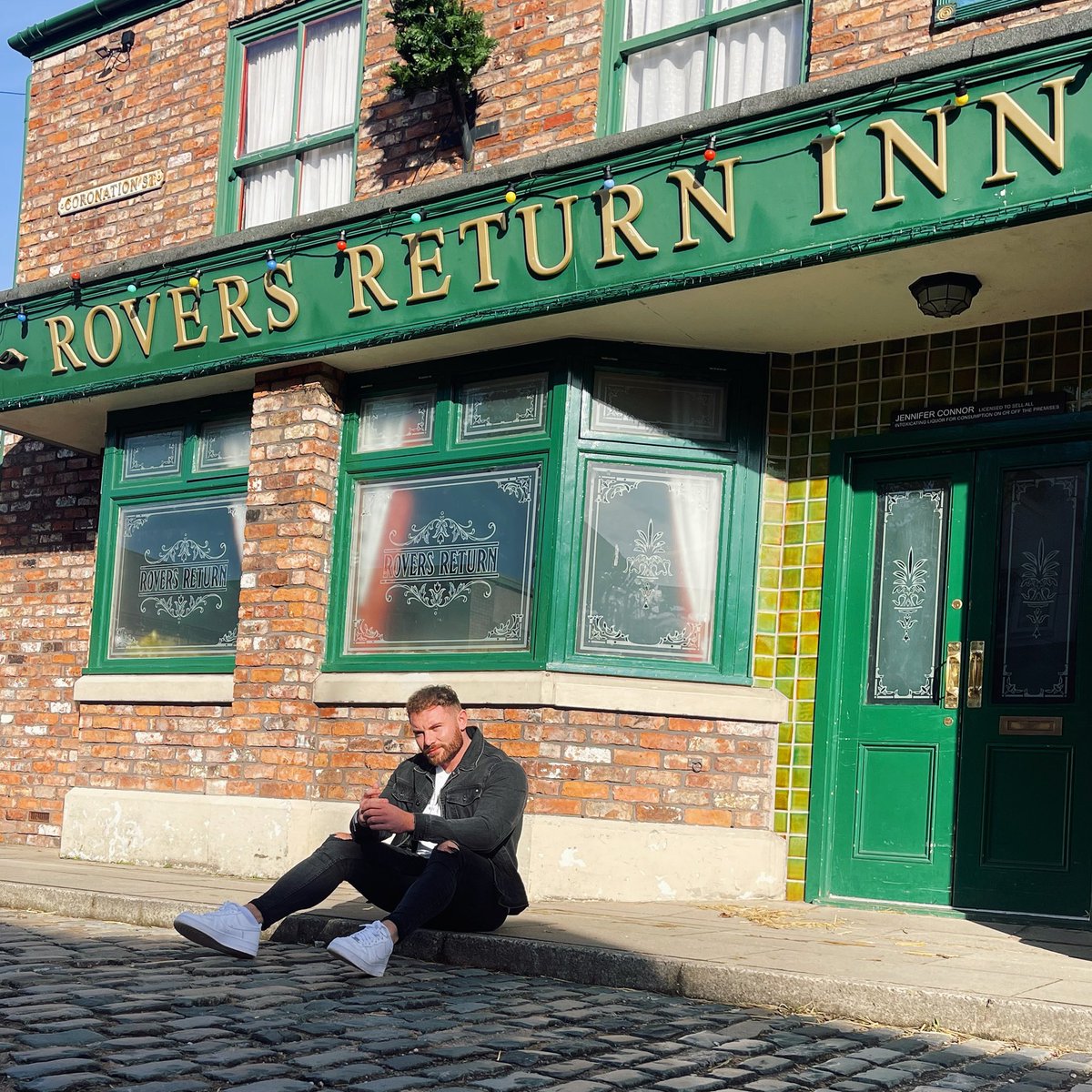 ItsLukeDelaney's tweet photo. Looks like the news is out…

Delighted to finally reveal that I’ve joined the cast of @itvcorrie 🍻

Get ready to meet ‘DAVE FAIRCHILD’

Starting tonight at 8pm on @ITV 📺

#Corrie #CoronationStreet #ITV #DaveFairchild https://t.co/bSqiYTdQIg