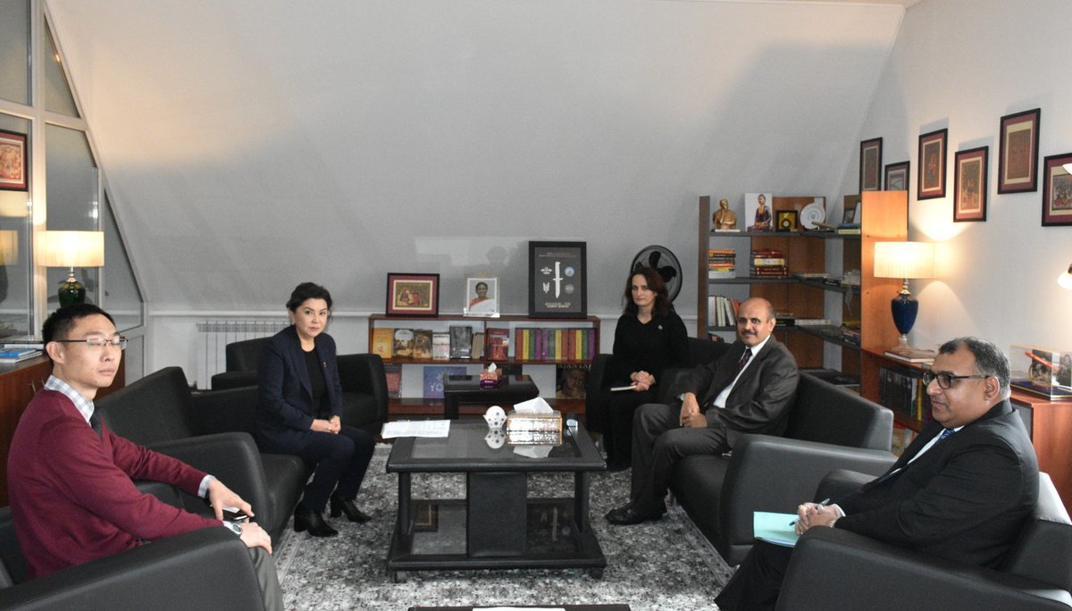 Посол г-н Арун К. Чаттерджи сегодня встретился с Е.П. г-жой Садырбаевой Жылдыз, депутатом Жогорку Кенеша. Они обсудили партнерство в целях развития между Индией и Кыргызской Республикой. @MEAIndia @MFA_Kyrgyzstan @IndianDiplomacy