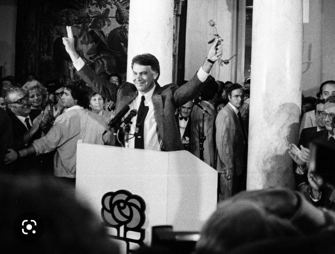 CandelaMoraG's tweet photo. Hoy se cumplen 40 años de la victoria socialista de Felipe González que, con casi 10 millones de votos y 202 escaños, cambiaron el rumbo de nuestro país. GRACIAS por hacerlo posible. https://t.co/t4Uzj7D5zL