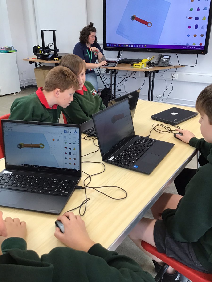 Cyffro mawr ym Ml6 wrth gynllunio er mwyn defnyddio’r argraffydd 3D / Much excitement! Yr6 are enjoying designing in order to use the 3D printer @EESWSTEMCymru #creadigol #uchelgeisiol #eeswstemcymru #tymft #ukcommunityrenewalfund