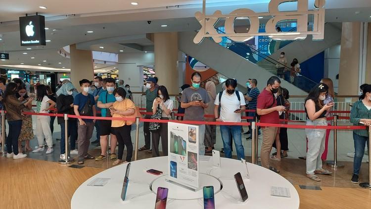 detikcom's tweet photo. #Foto Kehadiran iPhone 14 langsung dapat respon positif di Indonesia. Ini terlihat dari anteran mengular preorder iPhone 14 di iBox berbagai daerah di Tanah Air. Kamu termasuk ngga dalam antrean PO iPhone tersebut?🤔

Foto: dok. Erajaya
--
#iPhone14 https://t.co/75DZeNde4q