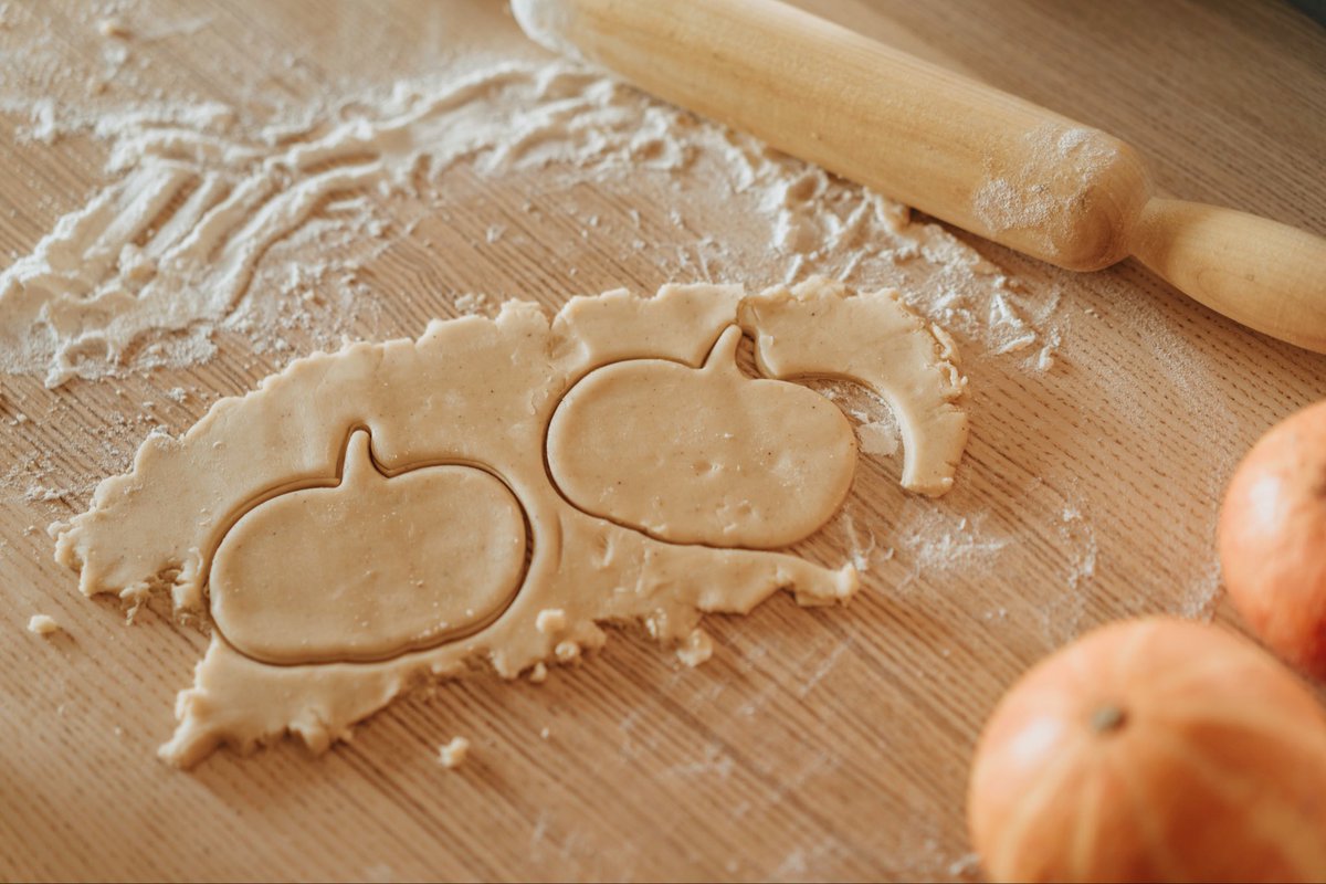 pazapah's tweet photo. Ta pâte à tarte colle toujours à ton rouleau ? 🥧

👉🏻 Dispose une feuille de papier cuisson sur la table, le boule de pâte et recouvre d’une autre feuille. Tu n’as plus qu’à étaler😏

  #foodie #foodblogger #viral #astuce https://t.co/HegXFH7AQD