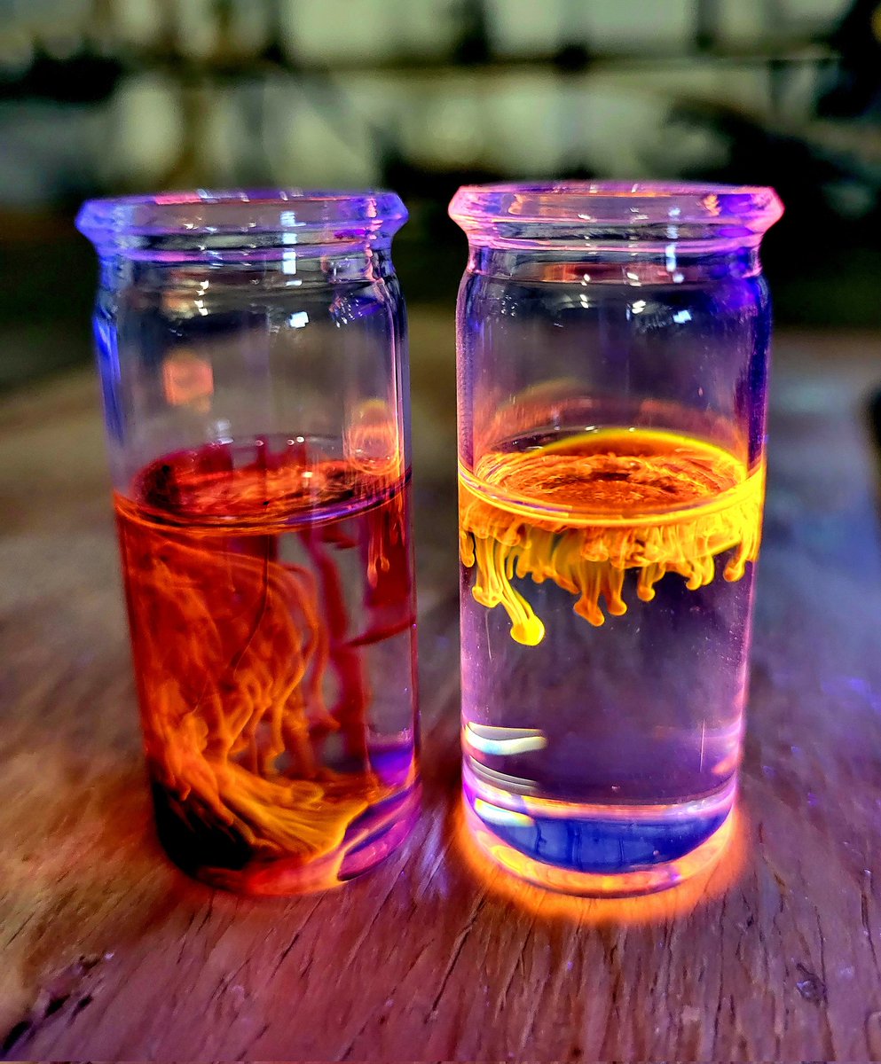 MajdeckiMaciek's tweet photo. Fall chemistry trapped inside the vial! My hot acenes🔥 #FluorescenceFriday #CENChemPics #ChemTwitter #Chemistry @RoySocChem @YoungChemists #Photochimica2022 https://t.co/pwgpunhSiW