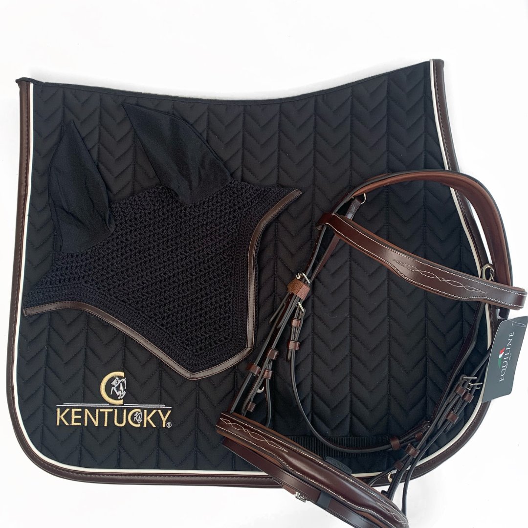 🖤Classic Combo🤎

Smarten up your horse's show kit with this black &amp; brown leather look 🤩

✨Kentucky Fishbone Leather Saddlepad Black
✨Kentucky Wellington Leather Fly Veil Black (also available in a soundless version!)
✨Equiline Anatomical Flash Bridle Brown