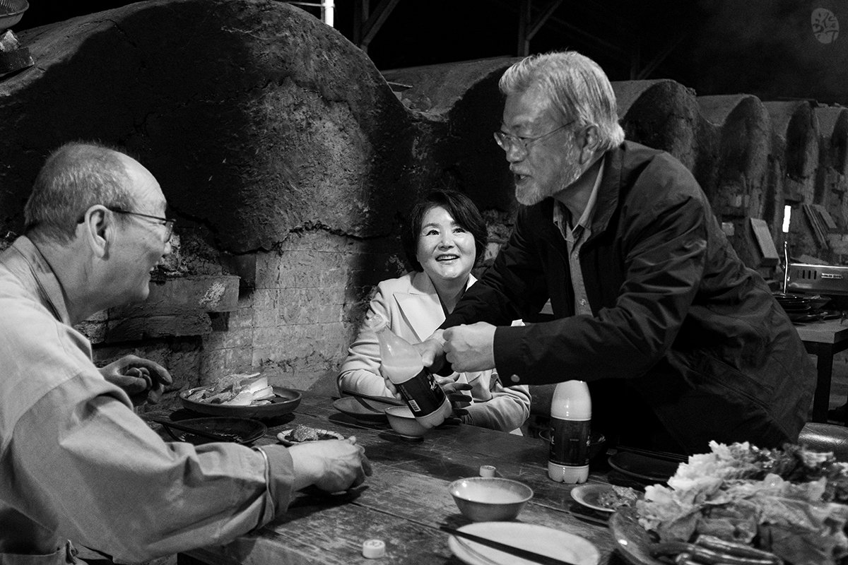 사진을 공개하지 않기로 마음을 먹었었다.
그런데 이 사진은 공개해야 겠다.
여사님께서 대통령님을 바라 보실때 눈에서 꿀이 뚝뚝 떨어진다.
이보다 더 사랑스러운 눈빛이 있을까?

#문재인대통령
#김정숙여사님