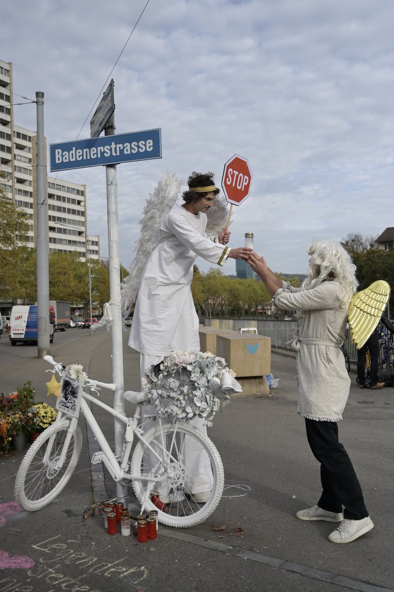 VeloMenschen's tweet photo. Vor einem Monat starb am #Lochergut eine junge Frau unter einem Lastwagen.
Der Velo-Schutzengel kann nicht überall sein: Wir brauchen in Zürich sofort sichere Radwege!
#VisionZero #FarbeIstKeineInfrastruktur @Velorouten #ProtectedBikelanes @umverkehR
https://t.co/kqHysg6tG5 https://t.co/euO9DnoFzT