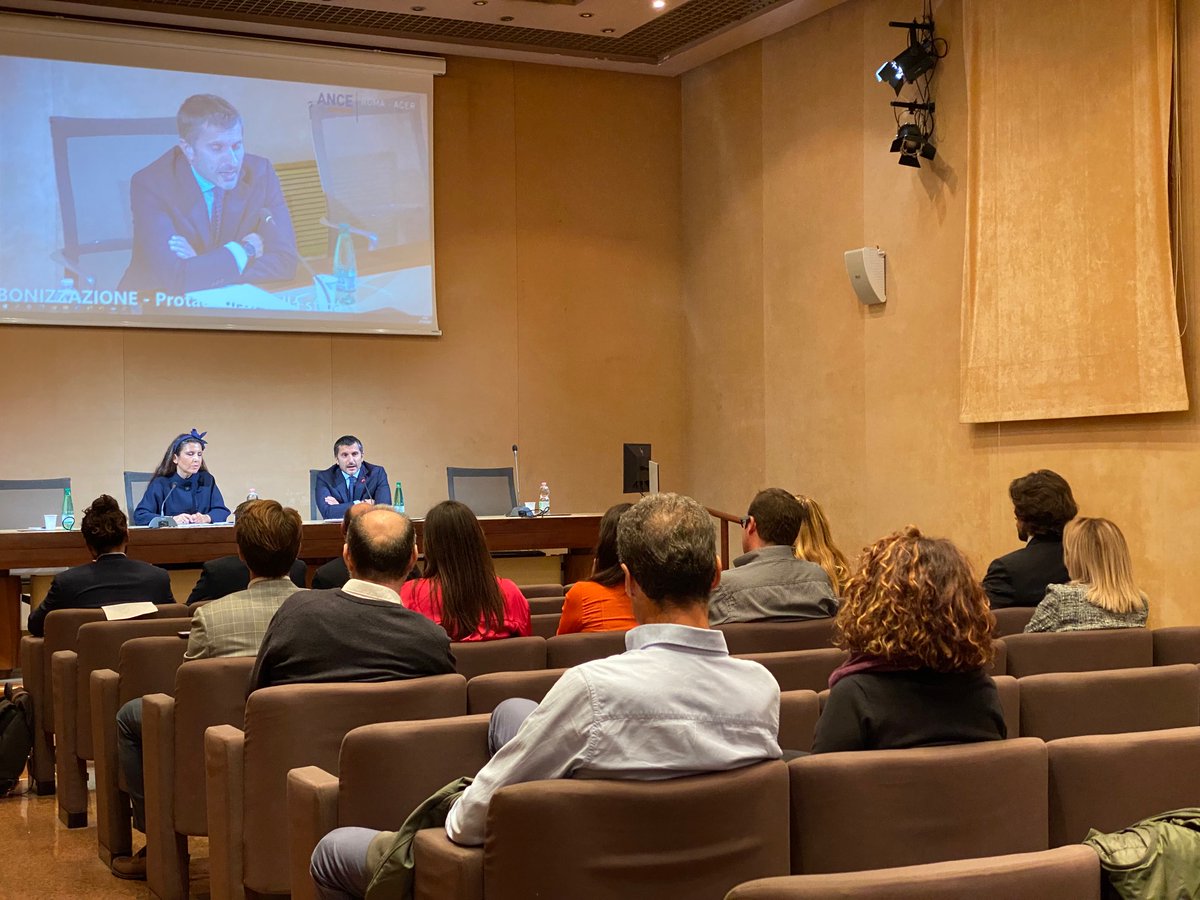 🔵 '#Decarbonizzazione - Protagonisti della sfida': nella sede della nostra associazione, il #workshop organizzato da #GiovaniAnceRoma - ACER. Un'occasione preziosa per affrontare il tema della #sostenibilità nell'#edilizia Tutti i dettagli e le foto⬇️ acerweb.it/decarbonizzazi…