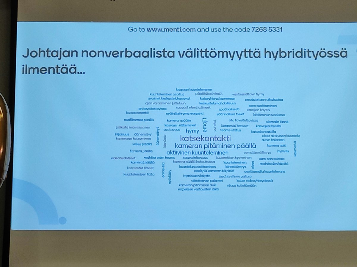 Valoa pimeään #vvrakentamassa-seminaarissa.✨ #Vuorovaikutus'osaaminen on johtajan tärkeä työkalu. Miten sitä voi hyödyntää hybridityössä? Esimerkiksi nonverbaalisin keinoin: aktiivisella kuuntelemisella, kamerayhteydellä etäosallistujiin, katsekontaktilla...