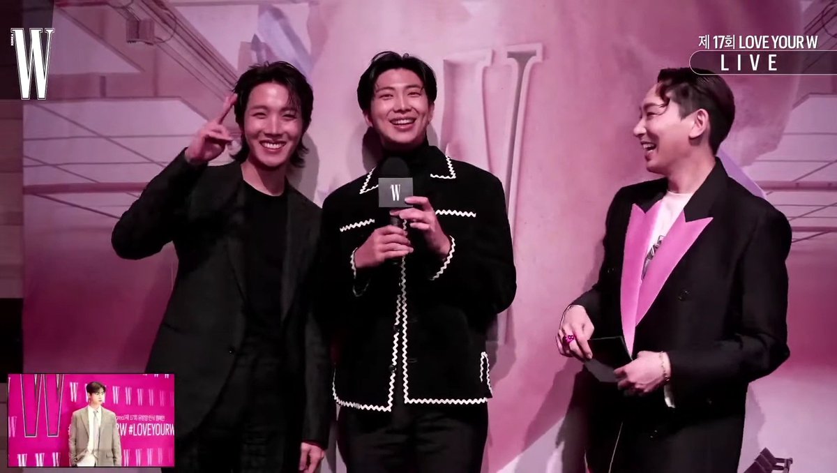 armychilensis's tweet photo. Namjoon y Hoseok asistieron al Evento de W Korea "Love Your W 2022" sobre la concientización del cáncer de mama https://t.co/KaMUVxsKbg
